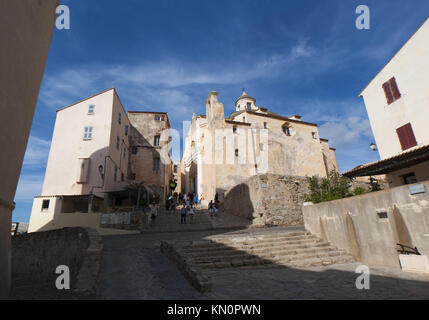 Korsika: Calvi Kathedrale, die dem heiligen Johannes dem Täufer, eine ehemalige römisch-katholische Kirche in der Mitte von der Zitadelle von Calvi gewidmet Stockfoto