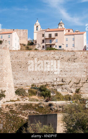 Korsika: die Skyline von der Zitadelle von Calvi, berühmten touristischen Destination an der nordwestlichen Küste, mit seinen alten Mauern und Türme der Kirchen Stockfoto