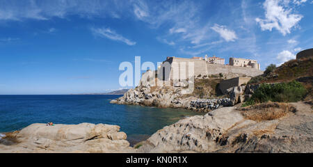 Korsika: Mittelmeer und Blick auf die Skyline von der Zitadelle von Calvi, berühmten Reiseziel an der nordwestlichen Küste, mit seinen alten Mauern Stockfoto
