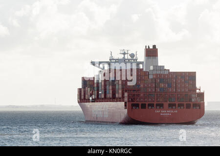 Das containerschiff Cap San Nicolas in Richtung Nordsee aus Hamburg Stockfoto