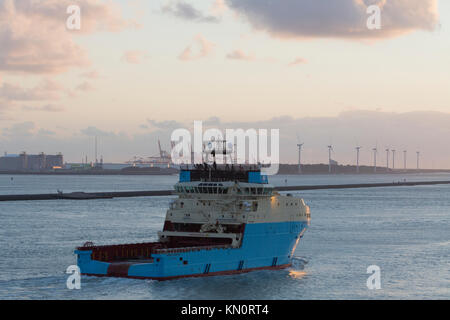 Die MAERSK Supply Service AHTS-Schiff Maersk Mariner fährt Rotterdam für Australien gebunden Stockfoto