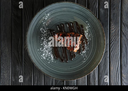 Stück geschwollene Schokolade Kuchen und souffle. Ansicht von oben. Stockfoto