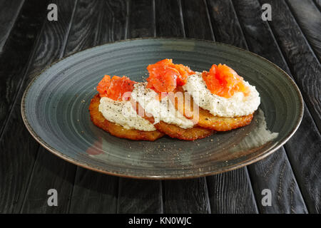 Kartoffelpuffer mit Lachs und Mozzarella Stockfoto