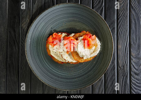 Blick von oben auf die Kartoffelpuffer mit Lachs und Mozarella Stockfoto