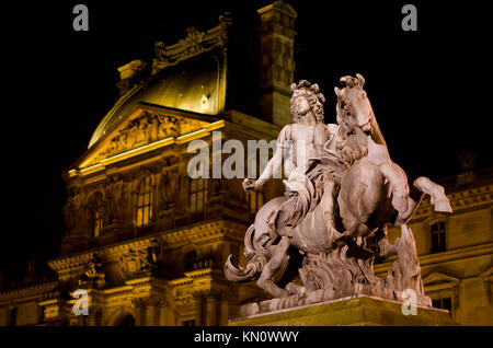 Paris, Frankreich. Palais du Louvre bei Nacht. Statue; König Ludwig XIV. auf dem Pferd (c 1673: Gian Lorenzo Bernini) Stockfoto