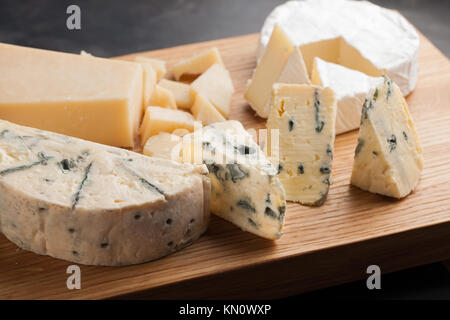 Verkostung Käse Teller auf alten Holztisch. Essen für Wein und romantisch, Käse Delikatessen. Stockfoto