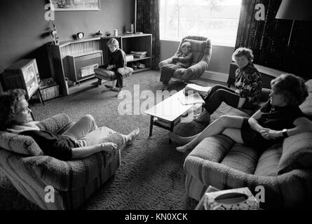 Familie 1970er Jahre, Großbritannien, Fernsehen. Eine Gruppe von Frauen aus der Mittelschicht, die zu Hause plaudern, ihre Kinder schauen fern. Innenraum des Hauses 1972 England HOMER SYKES Stockfoto