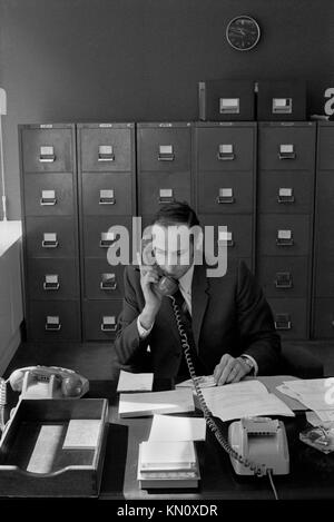 Workplace 1970s UK. Büromitarbeiter, die am Telefon mit Kunden sprechen, Büromitarbeiter, die in einem Büro arbeiten, 70er London 1972 UK HOMER SYKES Stockfoto