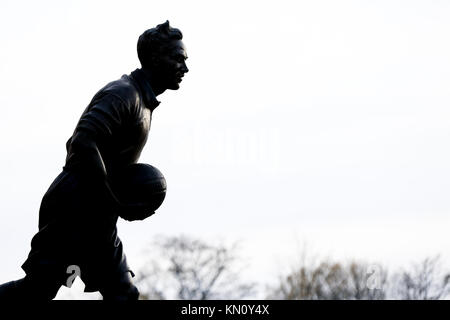 Die Billy Wright Statue vor dem Sky Bet Meisterschaft Gleiches an Molineux, Wolverhampton. Stockfoto