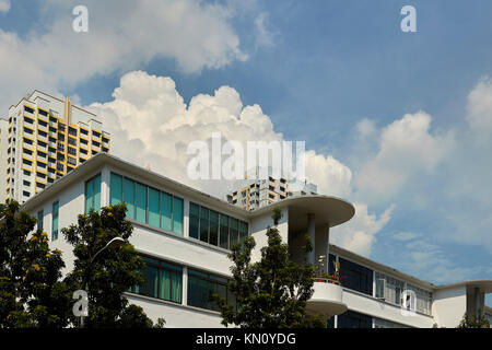 Kontrastierende Flaches und hohen Anstieg Residental Gehäuse in Tiong Bahru, Singapur. Stockfoto