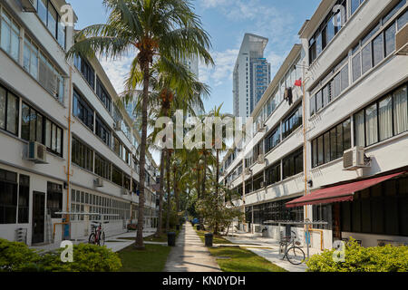 Kontrastierende Flaches und hohen Anstieg Residental Gehäuse in Tiong Bahru, Singapur. Stockfoto