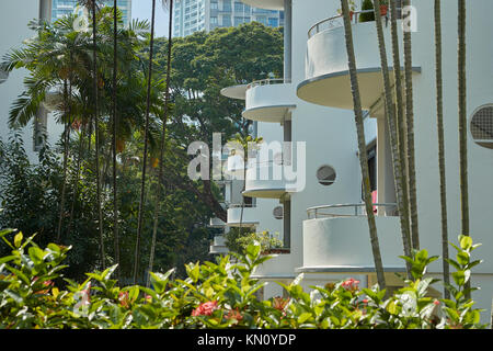 Kontrastierende Flaches und hohen Anstieg Residental Gehäuse in Tiong Bahru, Singapur. Stockfoto