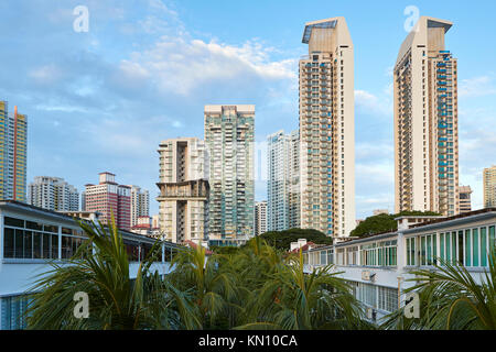 Kontrastierende Flaches und hohen Anstieg Residental Gehäuse in Tiong Bahru, Singapur. Stockfoto