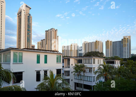 Kontrastierende Flaches und hohen Anstieg Residental Gehäuse in Tiong Bahru, Singapur. Stockfoto