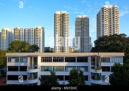 Kontrastierende Flaches und hohen Anstieg Residental Gehäuse in Tiong Bahru, Singapur. Stockfoto