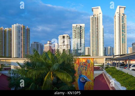 Kontrastierende Flaches und hohen Anstieg Residental Gehäuse in Tiong Bahru, Singapur. Stockfoto