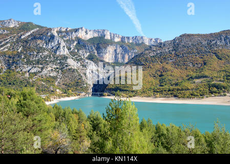 Blick auf den See Sainte-Croix und schaut in den südlichen Eingang des Verdon Schlucht und Voralpen, Var/Alpes-de-Haute-Provence, Provence, Frankreich Stockfoto