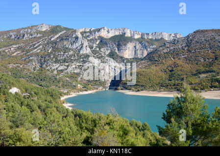 Blick auf den See Sainte-Croix und schaut in den südlichen Eingang des Verdon Schlucht und Voralpen, Var/Alpes-de-Haute-Provence, Provence, Frankreich Stockfoto