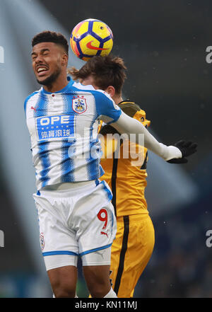 Die Huddersfield Town Elias Kachunga (links) und Brighton & Hove Albion Davy vorschriftsmässiger Kampf um den Ball während der Premier League Match am John Smith's Stadion, Huddersfield. Stockfoto