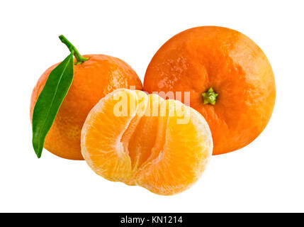 Mandarinen ganze und halbe Frucht auf Weiß mit Freistellungspfad Stockfoto