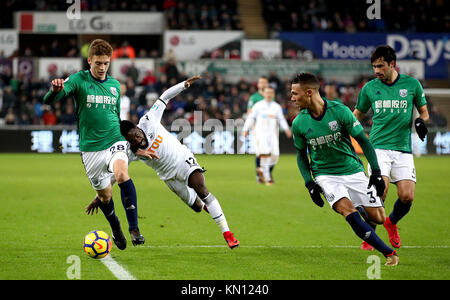 Die Swansea City Nathan Dyer (Mitte links) und West Bromwich Albion Sam's Feld (links) Kampf um den Ball während der Premier League Match in der Liberty Stadium, Swansea. Stockfoto