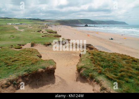 Strand und Sand Dünen bei Widemouth Bay an der nördlichen Küste von Cornwall in der Nähe von Bude. Cornwall, England Stockfoto