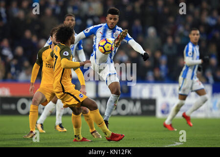 Die Huddersfield Town Elias Kachunga (rechts) und Brighton & Hove Albion Izzy Braun Kampf um den Ball während der Premier League Match am John Smith's Stadion, Huddersfield. Stockfoto