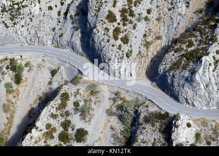 Luftaufnahme der alpinen Straße durch den Anhaltspunkt de Castillon oder Taulanne Canyon, in den Schluchten des Verdon Park, in der Nähe von Castellane, Provence Stockfoto