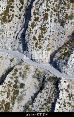 Luftaufnahme der alpinen Straße durch den Anhaltspunkt de Castillon oder Taulanne Canyon, in den Schluchten des Verdon Park, in der Nähe von Castellane, Provence Stockfoto