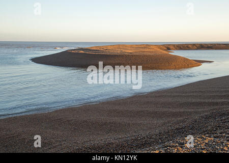 Sonnenuntergang an der schönen und einzigartigen Küstenlandschaft am Shingle Street, Suffolk. Stockfoto
