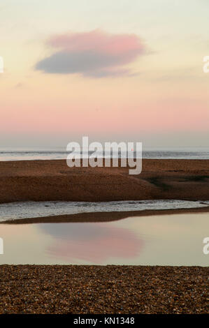 Sonnenuntergang an der schönen und einzigartigen Küstenlandschaft am Shingle Street, Suffolk. Stockfoto
