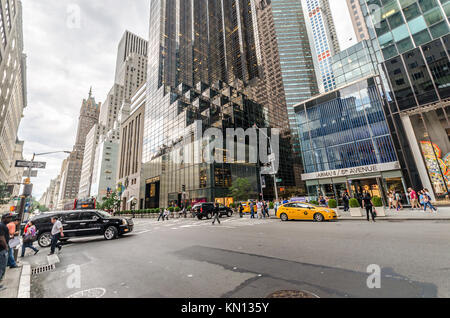 NEW YORK CITY - Jun 17: Trump Tower Blick von der Straße am 17. Juli 2014 in New York. Trump Tower ist ein 58-stöckiges gemischt - verwenden Sie Wolkenkratzer 725 M entfernt Stockfoto