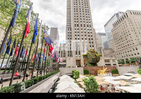 NEW YORK - May 17: Jeff Koons' Blume Skulptur Split-Rocker auf Anzeige in Rockefeller Center am 17. Juli 2014 in New York. Stockfoto