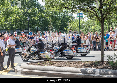 NEW YORK - 10. Juli: Polizeibeamte Motorräder fahren während der Parade am 10. Juli 2015 in New York City. Die Parade organisiert worden, um die USA zu feiern. Stockfoto