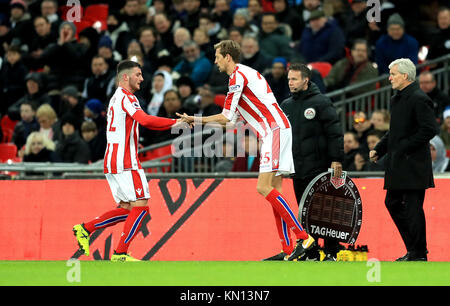 Stoke City Tom Edwards (links) ist Aus für Peter Crouch während der Premier League Match im Wembley Stadion, London ersetzt. Stockfoto