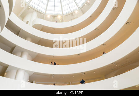 NEW YORK CITY - 10. Juli: Innenraum des Solomon R. Guggenheim Museum für Moderne und Zeitgenössische Kunst in New York am 10. Juli 2015. Stockfoto