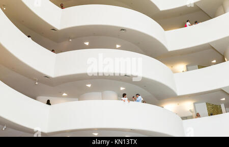 NEW YORK CITY - 10. Juli: Innenraum des Solomon R. Guggenheim Museum für Moderne und Zeitgenössische Kunst in New York am 10. Juli 2015. Stockfoto