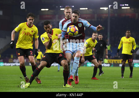 Die watford Adrian Mariappa (links) und Burnley von Stephen Ward Kampf um den Ball während der Premier League Spiel im Turf Moor, Burnley. Stockfoto