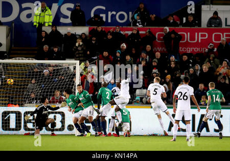 Die Swansea City Wilfried Bony (Mitte) Kerben erste Ziel seiner Seite des Spiels während der Premier League Match in der Liberty Stadium, Swansea. Stockfoto