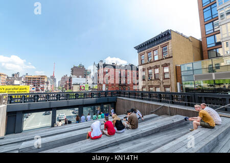 NEW YORK CITY - 22. Juli: Malerische Aussicht auf die High Line Park am 22. Juli 2014. Die High Line ist eine beliebte linear Park gebaut auf der erhöhten ehemalige Neue Stockfoto