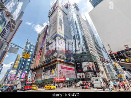 NEW YORK - Jun 22:42 Straße in der Nähe des Times Square mit Verkehr und Werbung am 22. Juli 2014 in New York. 42Nd Street ist eine große Crosstown Straße kn Stockfoto