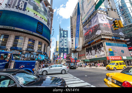 NEW YORK - Jun 22:42 Straße in der Nähe des Times Square mit Verkehr und Werbung am 22. Juli 2014 in New York. 42Nd Street ist eine große Crosstown Straße kn Stockfoto