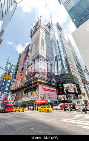 NEW YORK - Jun 22:42 Straße in der Nähe des Times Square mit Verkehr und Werbung am 22. Juli 2014 in New York. 42Nd Street ist eine große Crosstown Straße kn Stockfoto