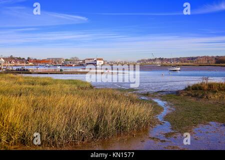 Auf der Suche über den Fluß Deben auf die Tide Mill bei Woodbridge, Suffolk, Großbritannien. Stockfoto
