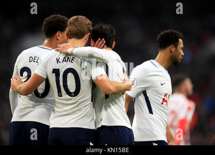 Tottenham Hotspur's DELE Alli (links), Tottenham Hotspur's Harry Kane (Mitte) und Tottenham Hotspur's Son Heung-Min (zweite rechts) feiern, nachdem Stoke Citys Ryan Shawcross (nicht im Bild) beim Premier League-Spiel im Wembley Stadium, London, ein eigenes Tor erzielt hat. DRÜCKEN Sie VERBANDSFOTO. Bilddatum: Samstag, 9. Dezember 2017. Siehe PA Geschichte FUSSBALL Tottenham. Bildnachweis sollte lauten: Adam Davy/PA Wire. Stockfoto