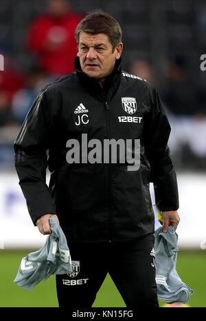 West Bromwich Albion Assistant Manager John Carver während der Premier League Match in der Liberty Stadium, Swansea. PRESS ASSOCIATION Foto. Bild Datum: Samstag, Dezember 9, 2017. Siehe PA-Geschichte Fußball Swansea. Photo Credit: Nick Potts/PA-Kabel. Einschränkungen: EDITORIAL NUR VERWENDEN Keine Verwendung mit nicht autorisierten Audio-, Video-, Daten-, Spielpläne, Verein/liga Logos oder "live" Dienstleistungen. On-line-in-Verwendung auf 75 Bilder beschränkt, kein Video-Emulation. Keine Verwendung in Wetten, Spiele oder einzelne Verein/Liga/player Publikationen. Stockfoto