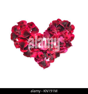 Herz aus Rosenblättern. Red rose petals Herz über weißen Hintergrund. Ansicht von oben mit der Kopie Platz für Ihren Text. Liebe und romantische Thema. Valentines da Stockfoto