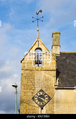17. jahrhundert Sperrstunde Kirchturm mit Uhr und Wetterfahne ist das älteste Gebäude in der Stadt. In Moreton-in-Marsh, Gloucestershire, Cotswolds, England, Großbritannien Stockfoto