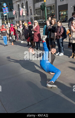 Athletische akrobatische Tänzer für Spenden auf der Fifth Avenue in Midtown Manhattan, New York City. Stockfoto