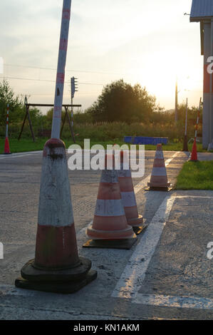 Paar Poller auf dem Rollfeld in perspektivischer Ansicht am Sonnenuntergang Stockfoto